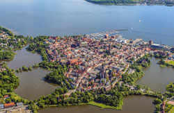 Tourismuszentrale Stralsund - Luftbild der Stadt und Strelasund