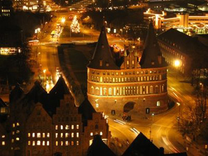 Lübeck-Travemünde, Lübecker Holstentor bei Nacht