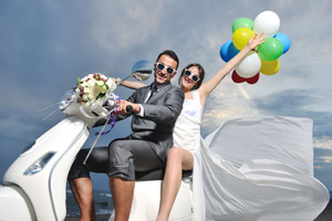 Strandhochzeit - Heiraten am Meer - Trauung am Strand - hier Brautpaar auf dem Motorrad