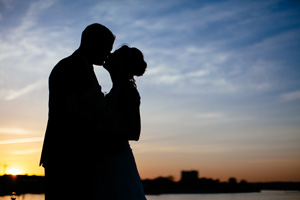 Hochzeit an der Ostsee - Präsentieren Sie sich als Hochzeitsanbieter im Ostsee-Hochzeitsportal Brautpaar im Sonnenuntergang